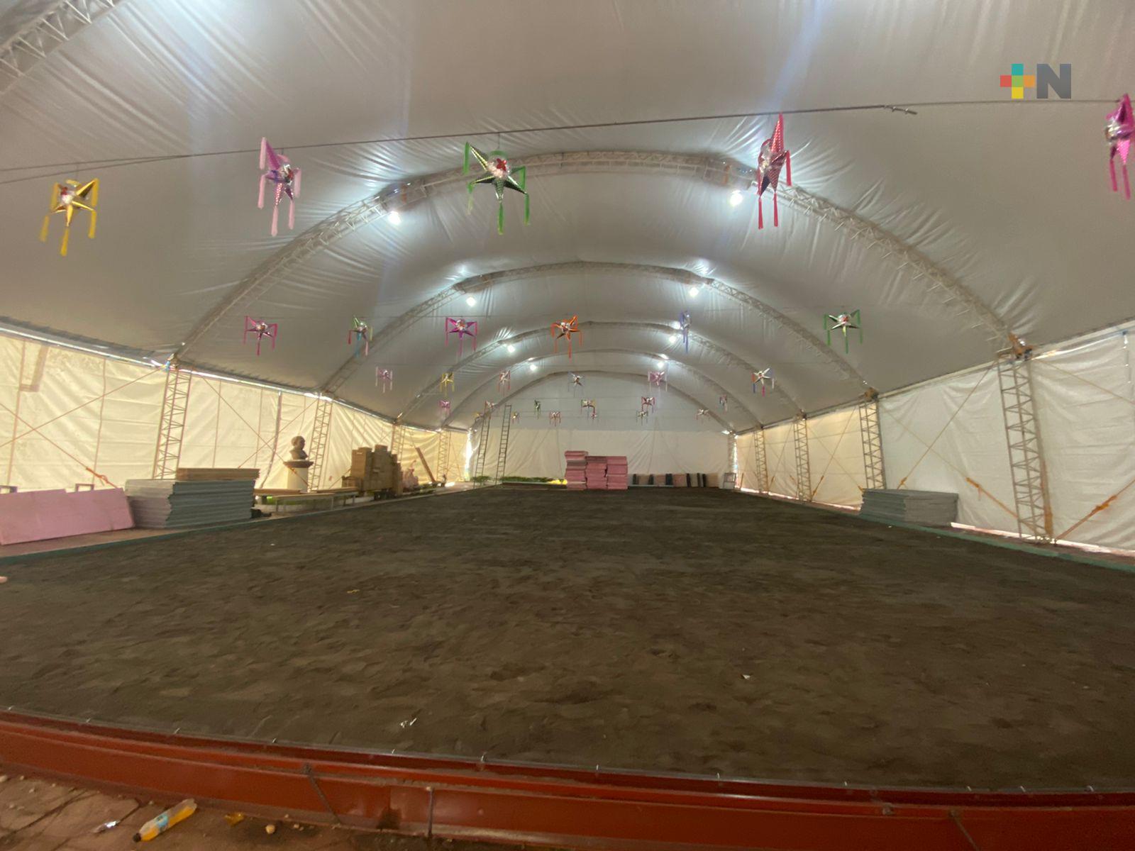 Continúa montaje de pista de hielo en Cosamaloapan