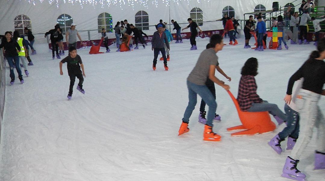 Más de mil visitantes diarios en la pista de hielo de Paso del Macho