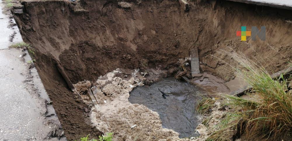 Grave socavón por deterioro de colector genera cierre de calles en Coatzacoalcos