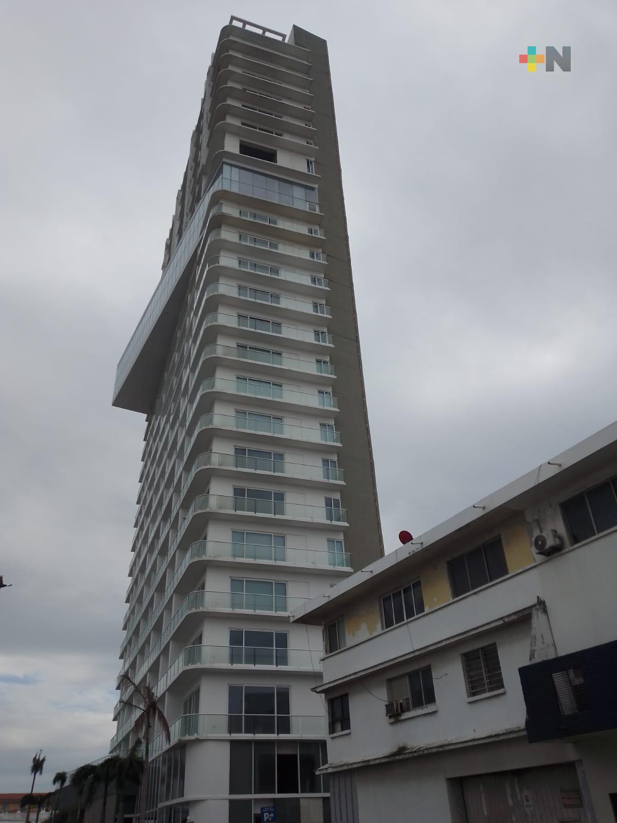 Vecinos de Torre Centro piden a la alcaldía verificar el edificio por materiales que caen