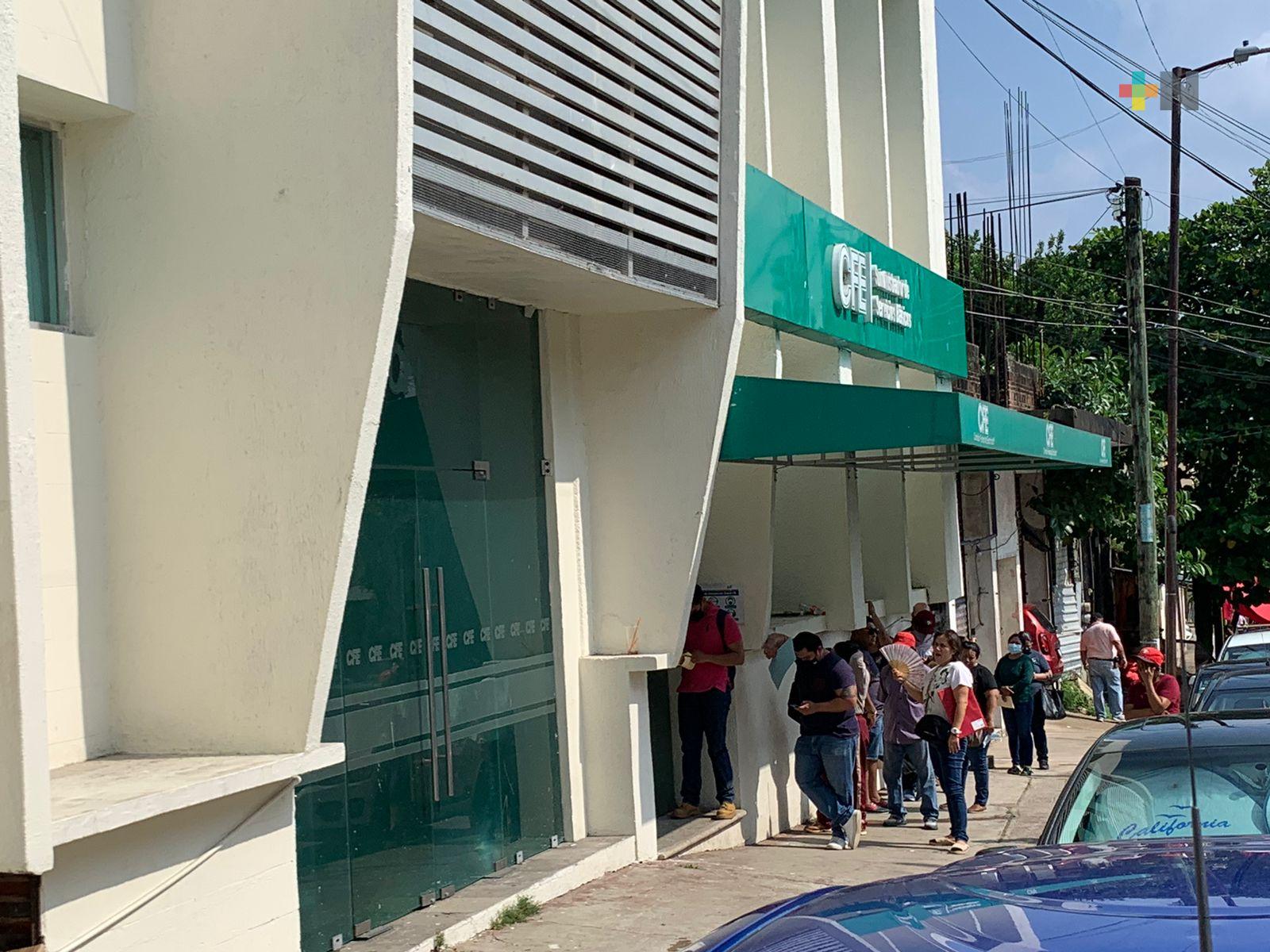 Usuarios de CFE en Coatza se quejan por lentitud en atención a trámites
