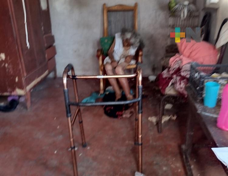 Vecinos auxilian a mujer presuntamente golpeada por hijastro