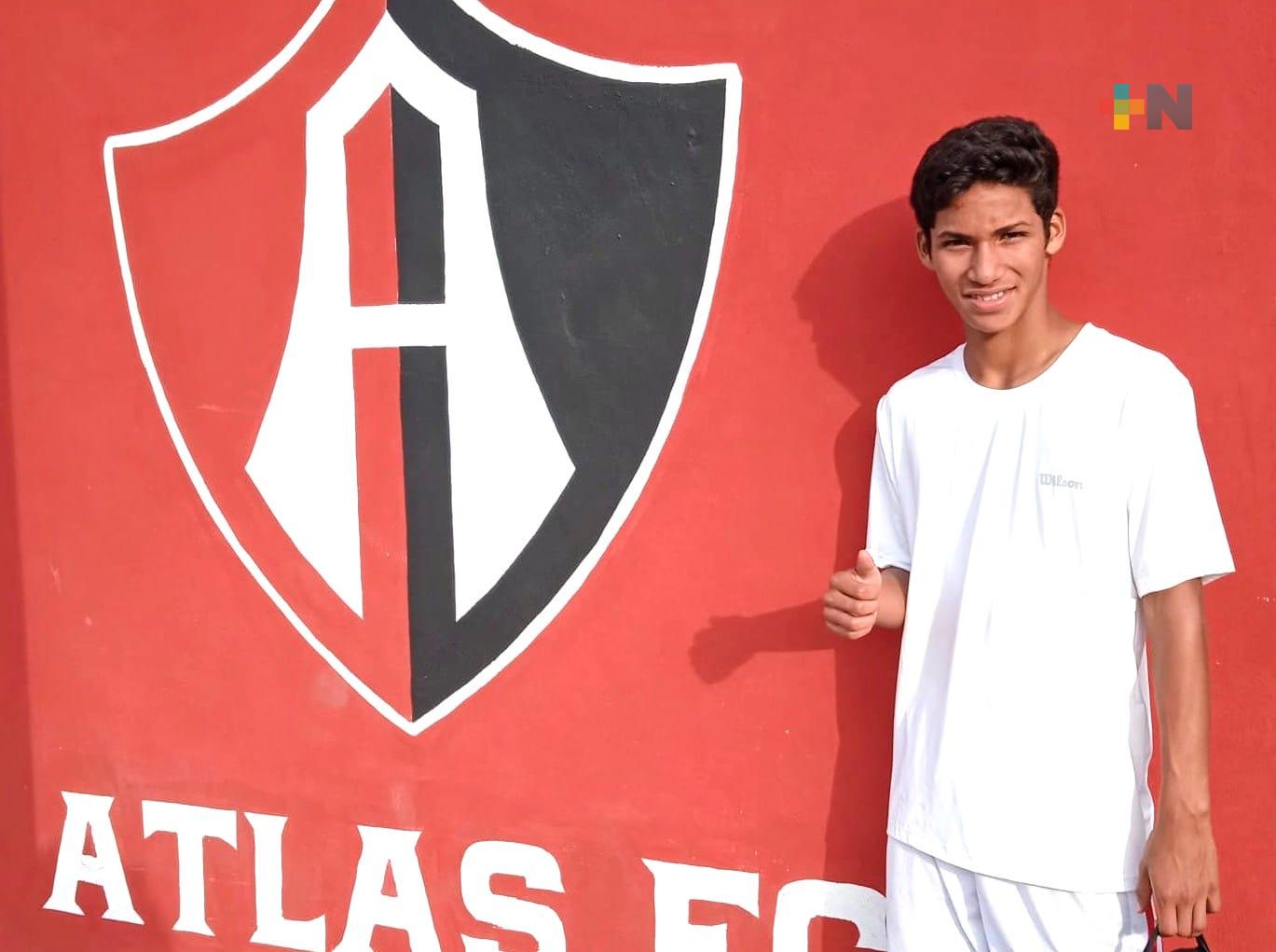 Adriano Pantoja, juvenil veracruzano firma con Rojinegros del Atlas