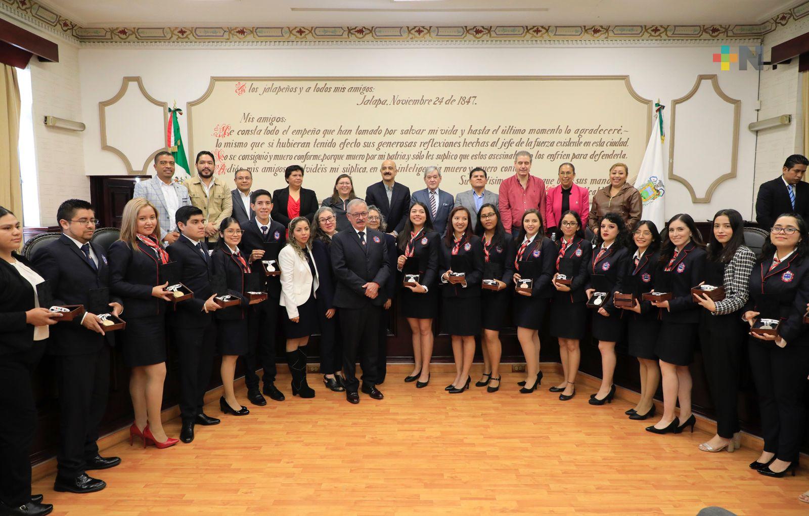 Ayuntamiento de Xalapa entregó medallas a mejores promedios de la Escuela Normal Veracruzana