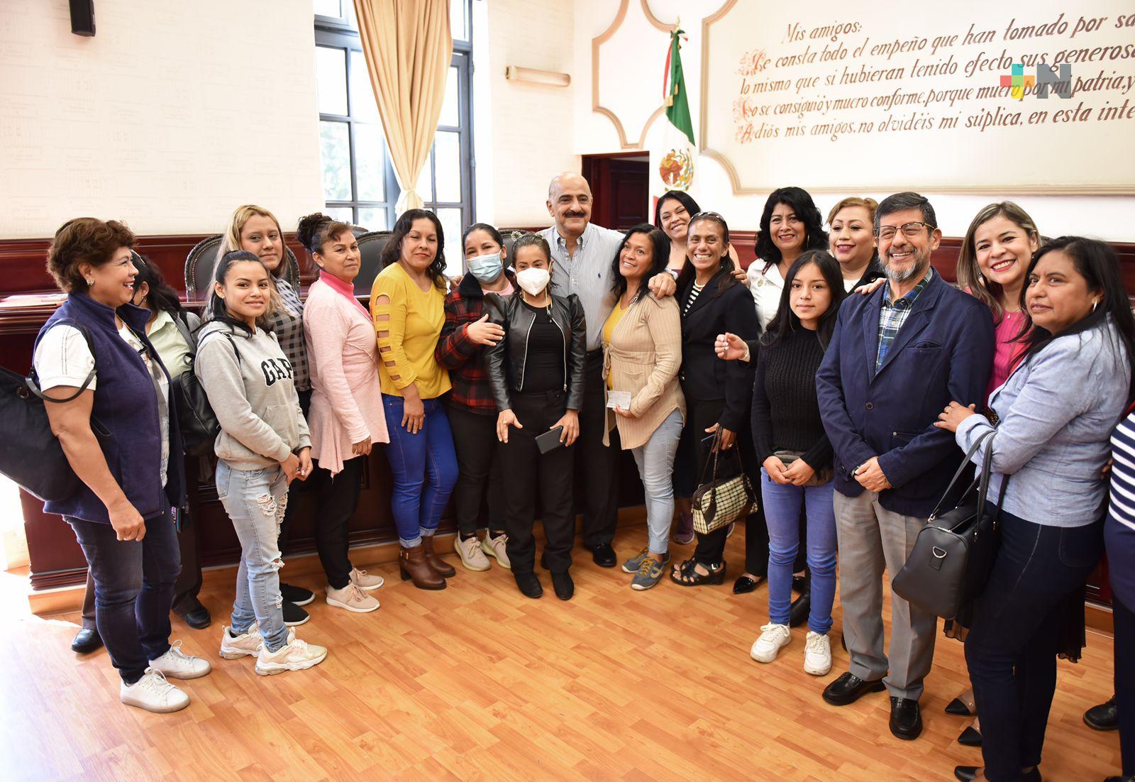 Entrega Ayuntamiento apoyo a estudiantes de ICATVER