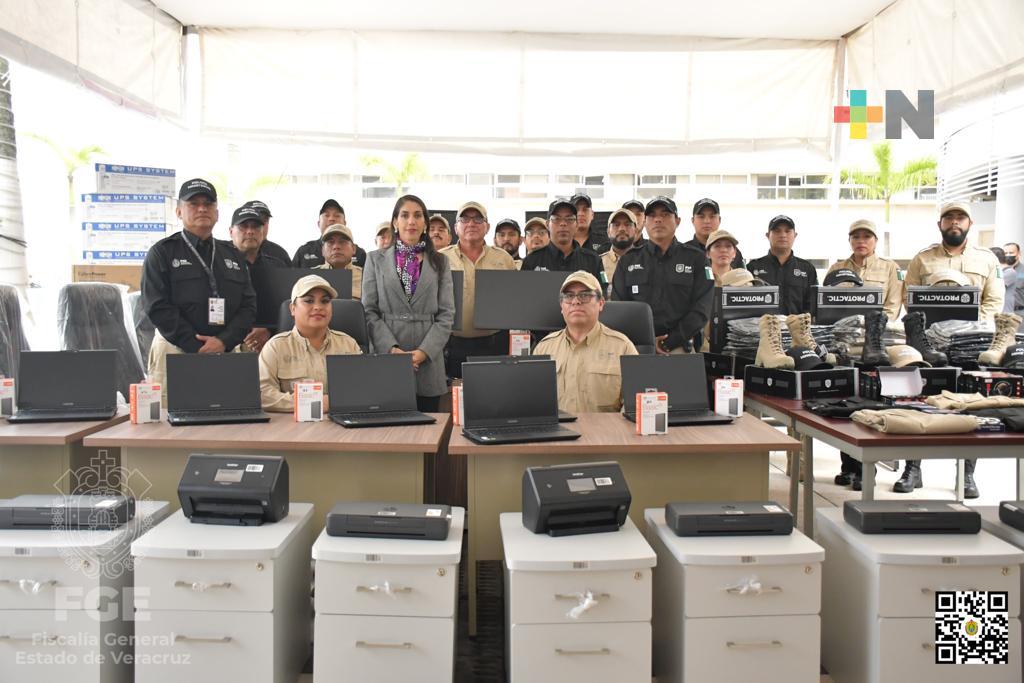 Fiscal general entrega vehículos, uniformes, equipo de cómputo y mobiliario de oficina