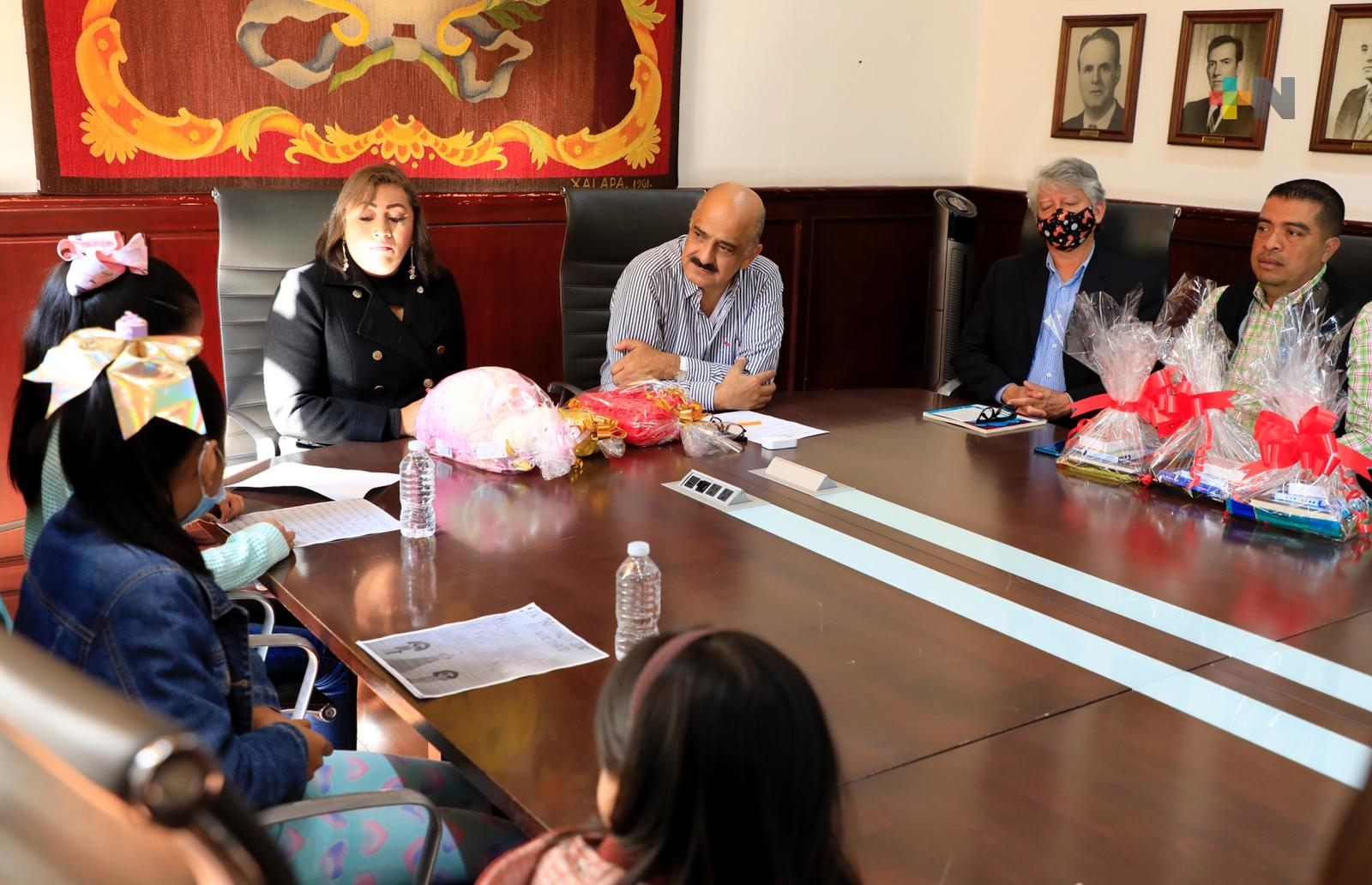 Premia Ayuntamiento a ganadoras del concurso de cuentos y fábulas navideñas infantiles