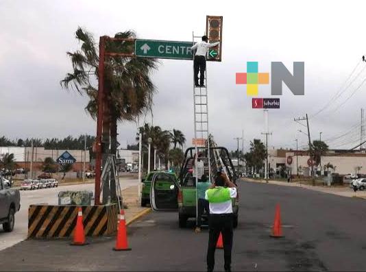 Rehabilitan 14 semáforos en Coatza, informa delegado de Tránsito