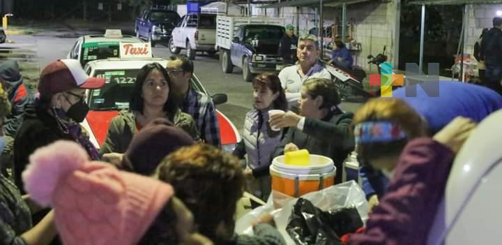DIF de Martínez de la Torre reparte alimentos calientes a personas vulnerables