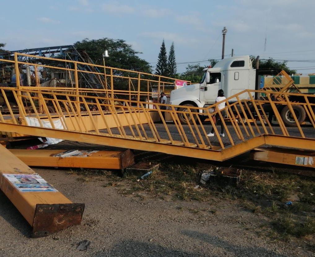 Trailer derriba puente peatonal en Jáltipan, no se reportan lesionados