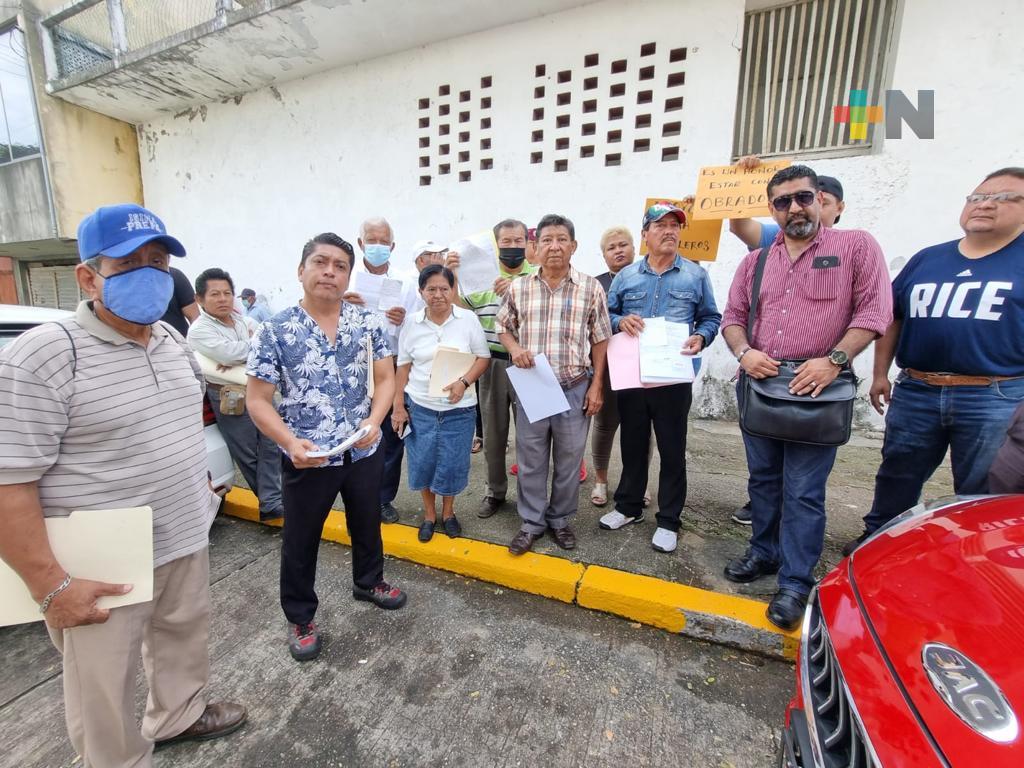 Piden apoyo a AMLO extrabajadores de Pemex
