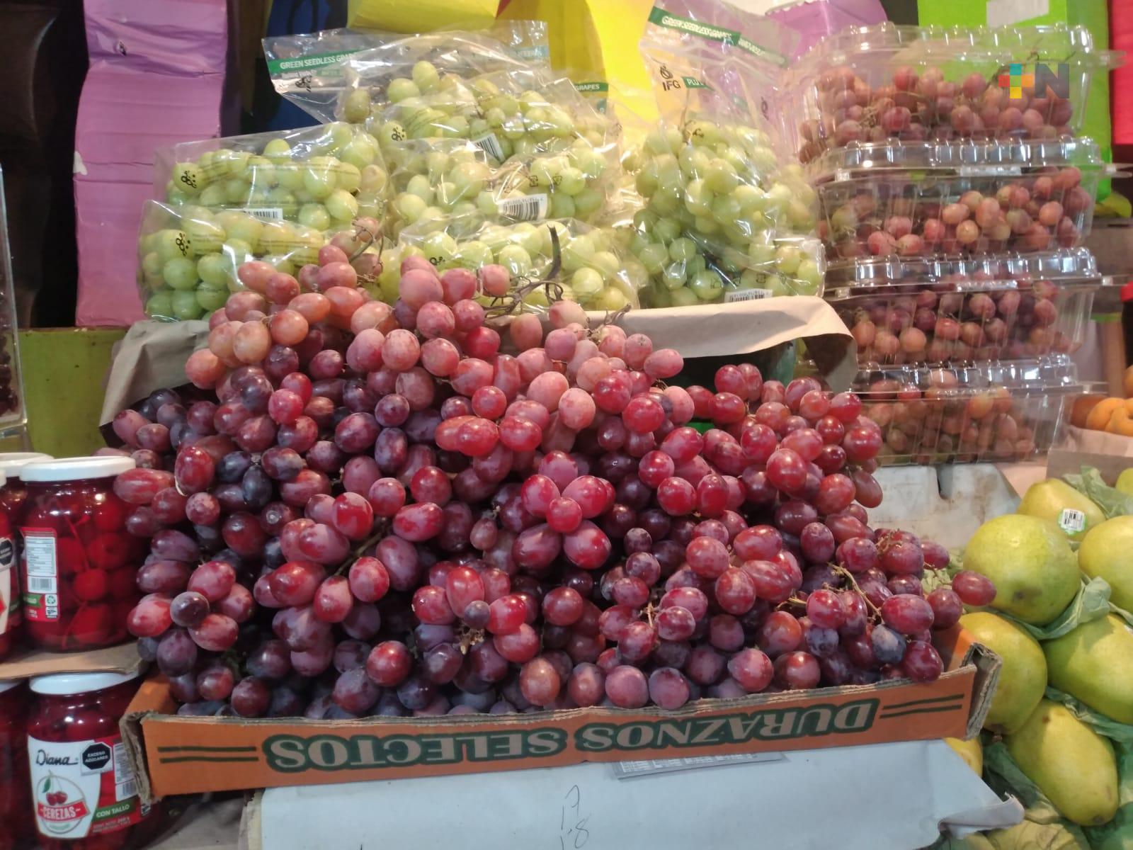 Mercado de Veracruz vende uva a 100 y 120 pesos kilo