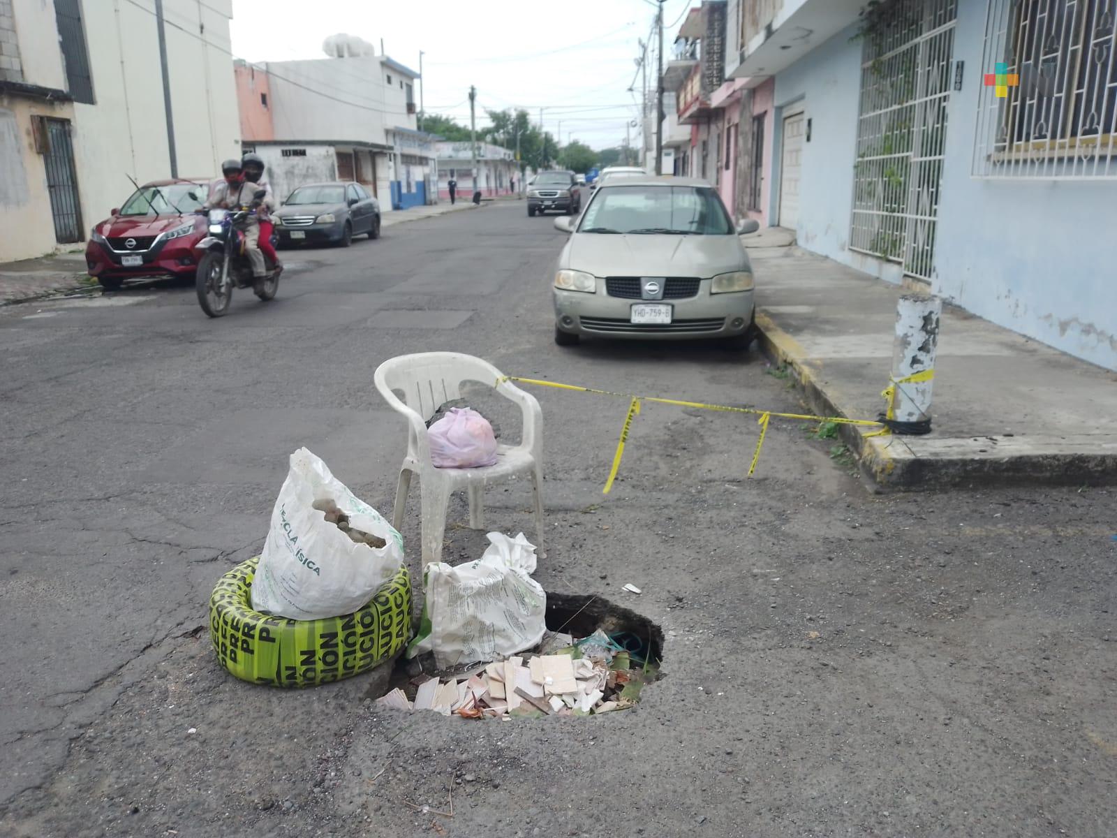 Hasta con silla marcaron bache en colonia Centro de Veracruz