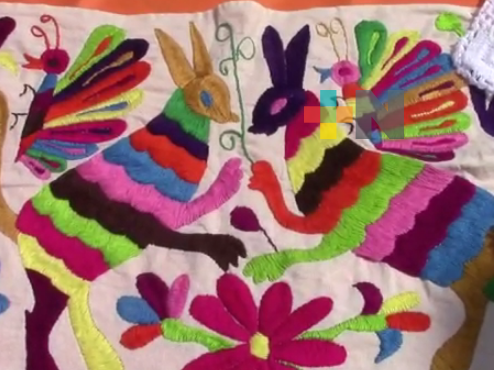 Artesanas indígenas de la Huasteca ofrecen bordados para esta temporada navideña