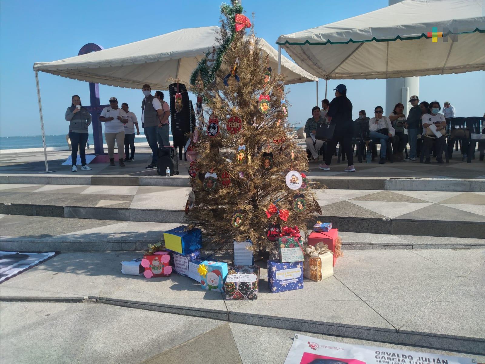 Colocan pino de Navidad con fotos y datos de familiares desaparecidos