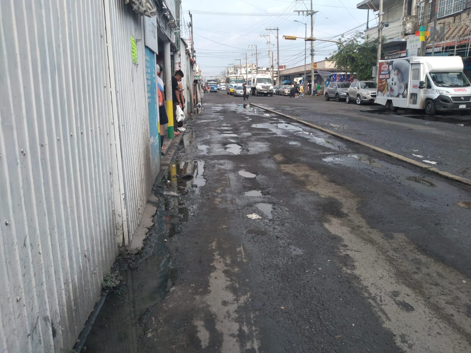 Ciudadanos demandan la reparación de calles aledañas al mercado Hidalgo