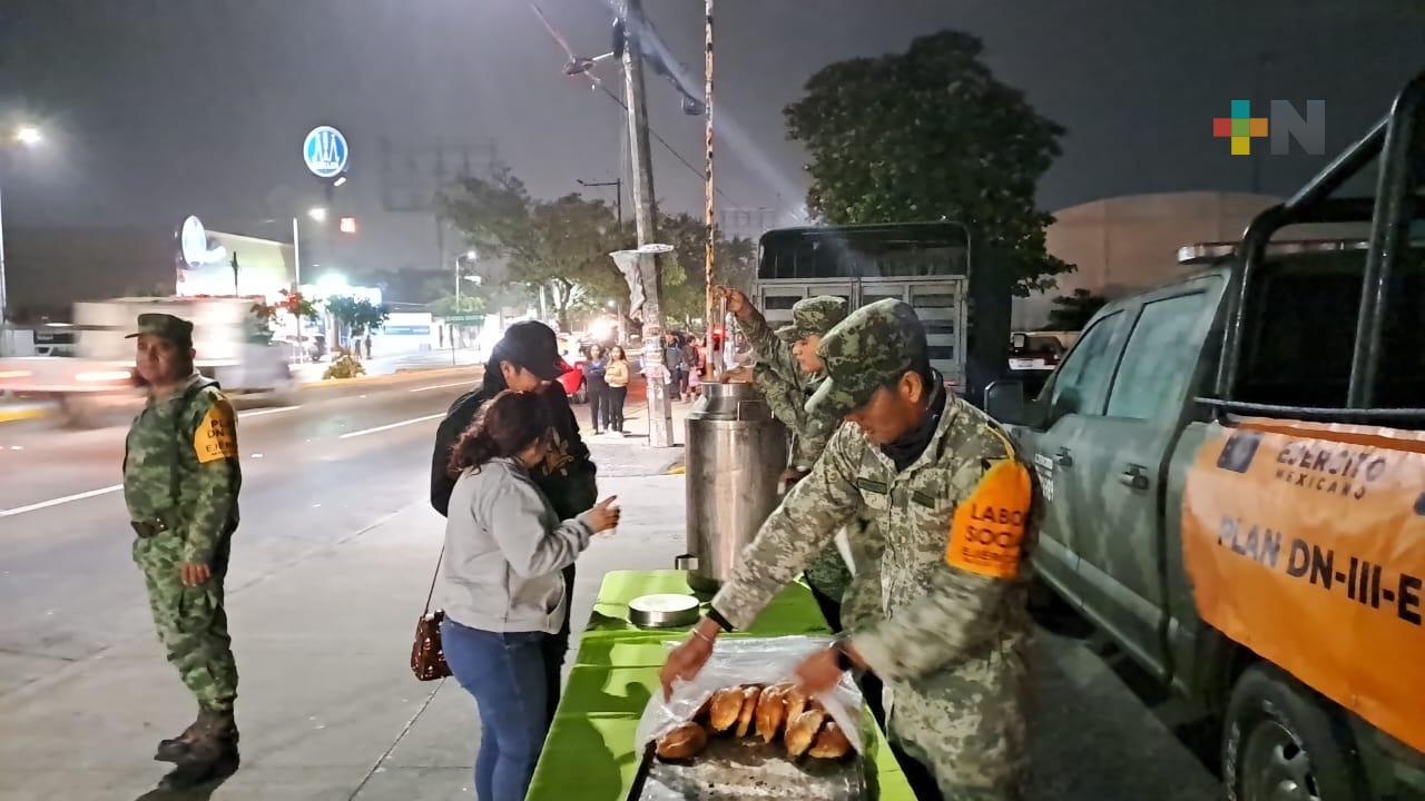 Sedena ofreció alimentos y bebidas calientes a personas vulnerables de Boca del Río