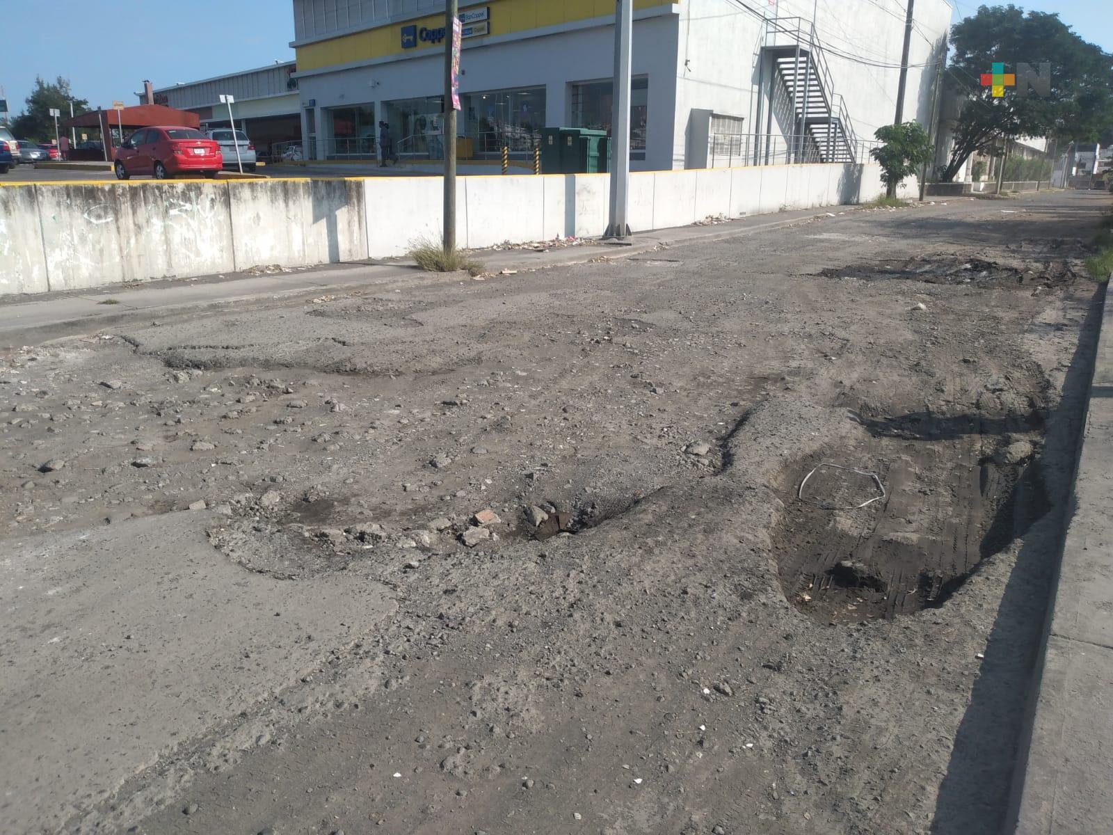 Vecinos molestos por calle dañada en fraccionamiento de Veracruz