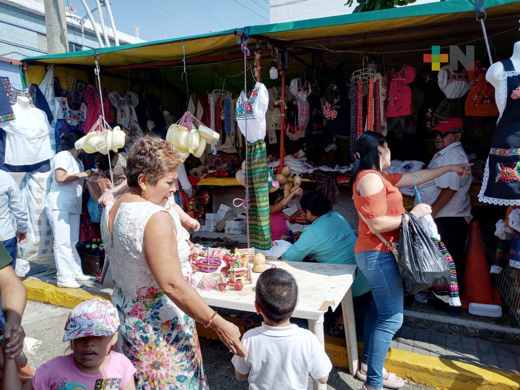 Se reactiva venta de trajes y artículos guadalupanos en Coatzacoalcos