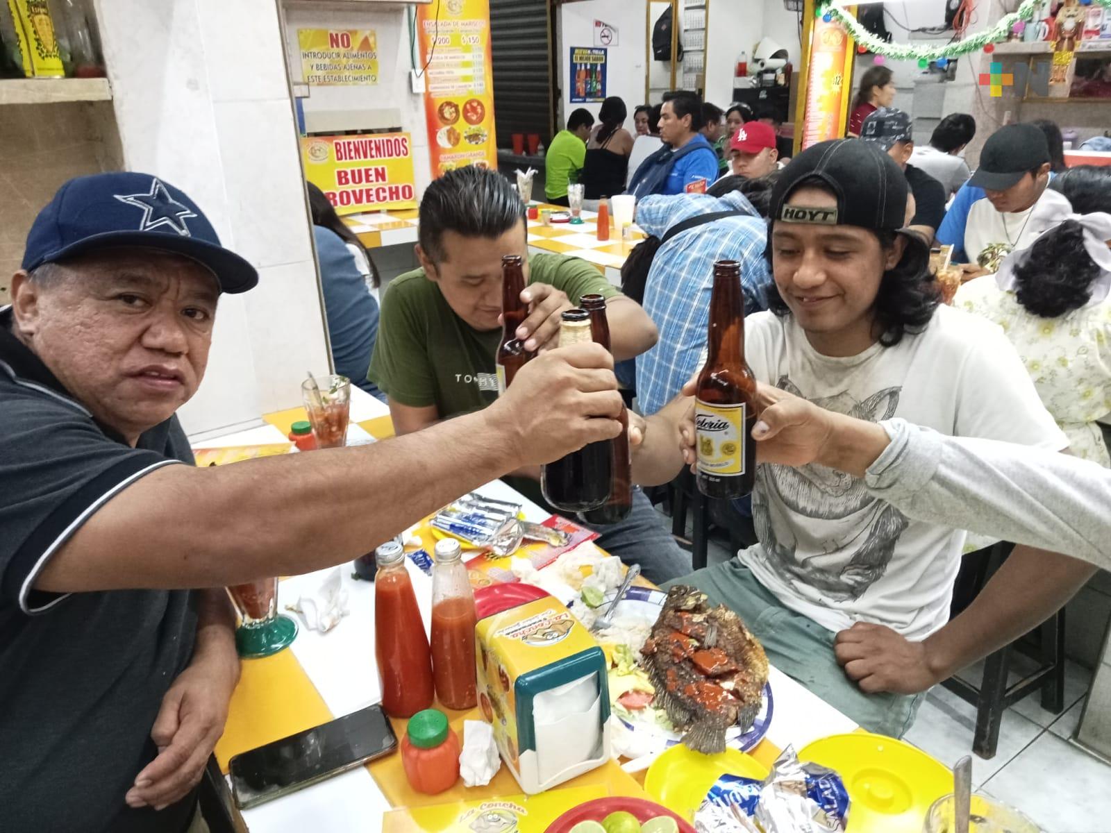 Con buena comida, risas y mucha diversión, veracruzanos esperan llegada de 2023
