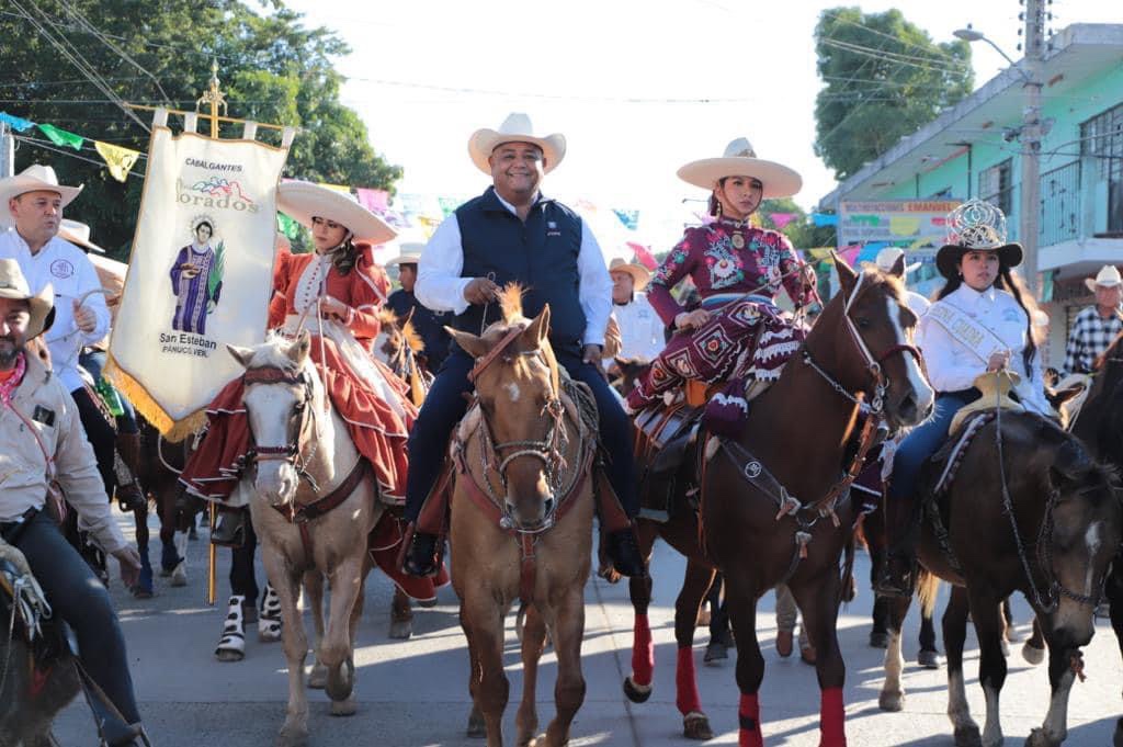 Participa Eric Cisneros en cabalgata conmemorativa a los 500 años de fundación de Pánuco