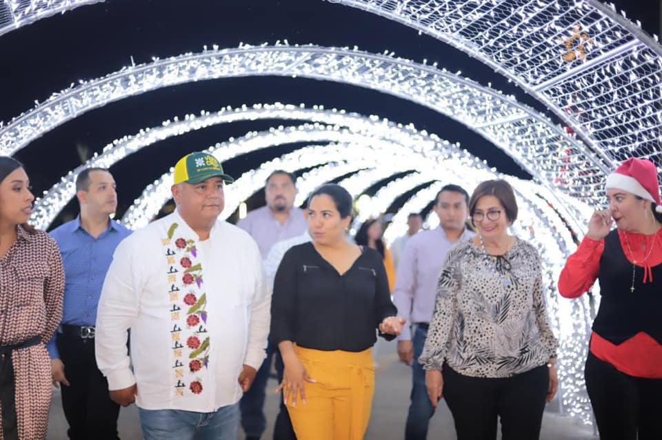 Eric Cisneros asiste al encendido de luces en Otatitlán