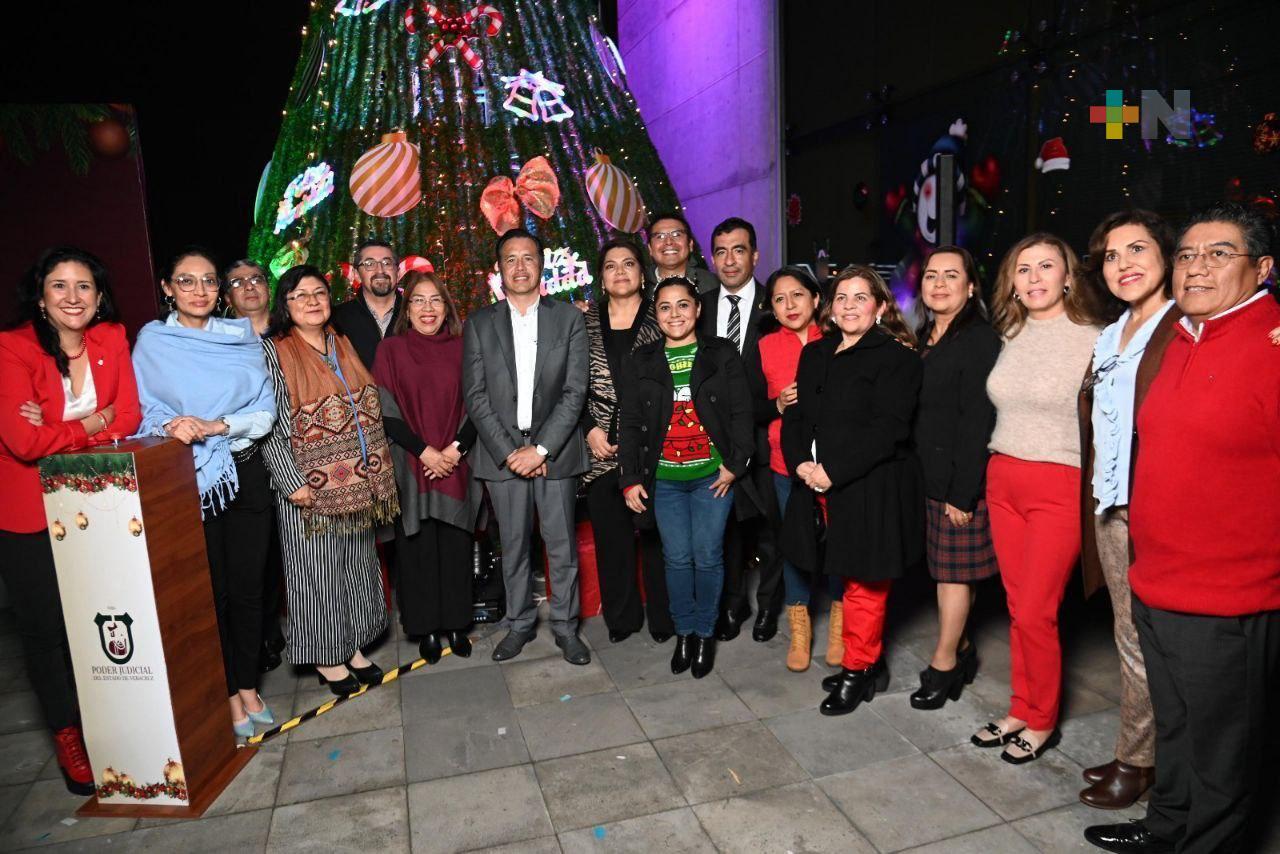 Encienden el árbol navideño y festejan en el Poder Judicial las fiestas decembrinas