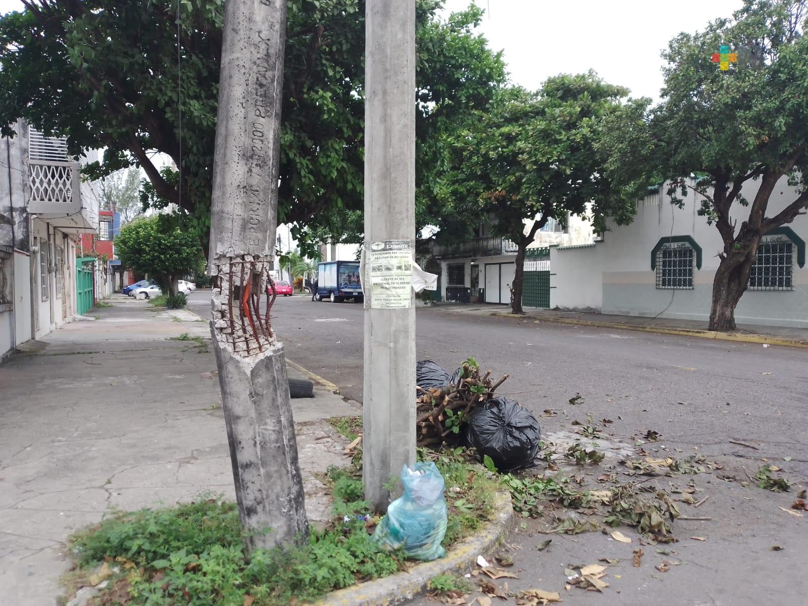 Poste es un riesgo para la población, solo se sostiene por fierros doblados