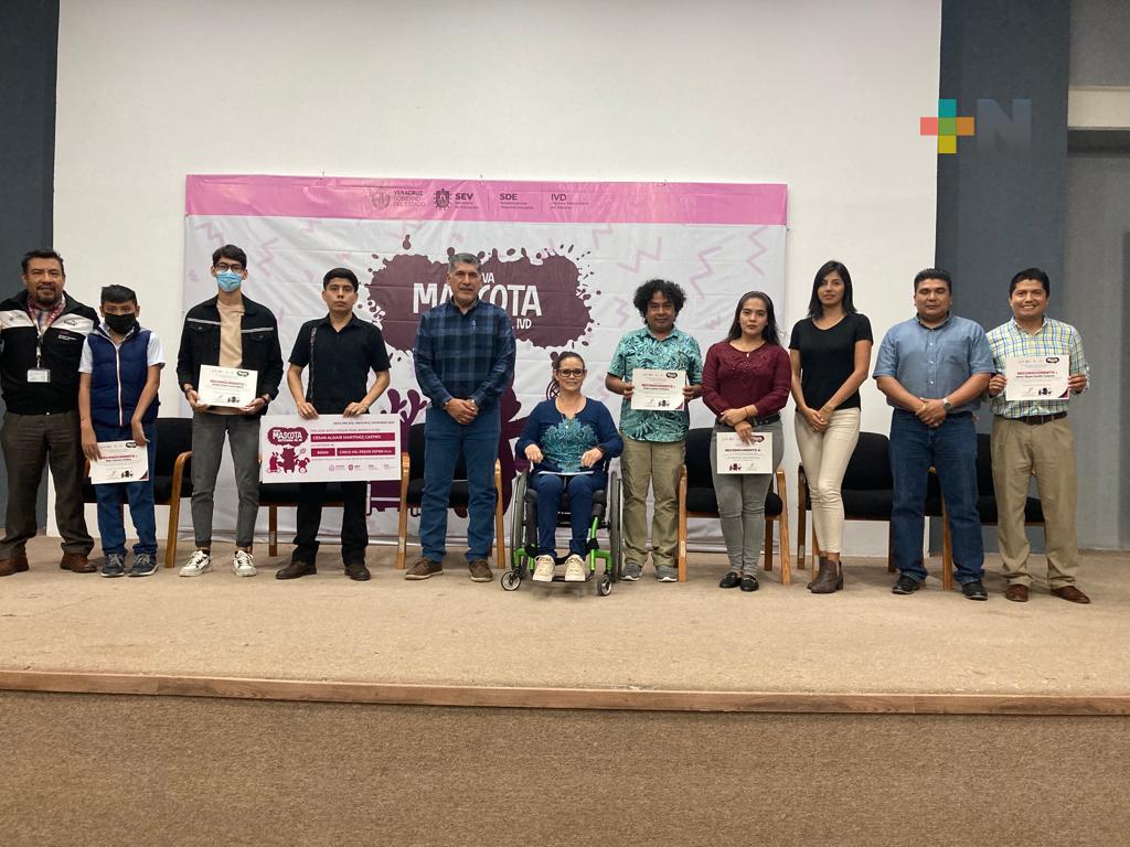 IVD premia a ganador de concurso «Diseña la mascota»