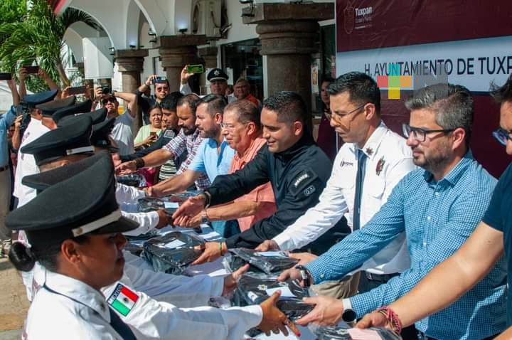 Entregan uniformes a  elementos de Tránsito de Tuxpan