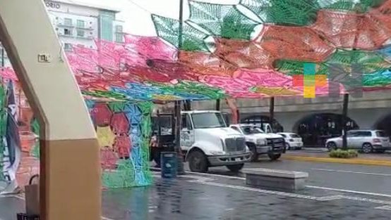 Lluvias afectaron al tapete aéreo plástico colocado en paseo del Malecón de Veracruz