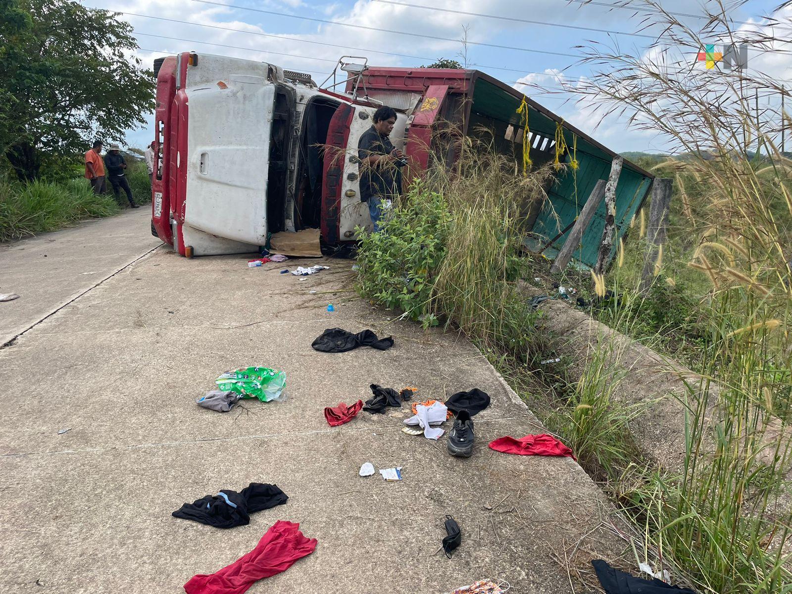 Dos migrantes fallecidos y 20 lesionados deja volcadura de camión en Las Choapas