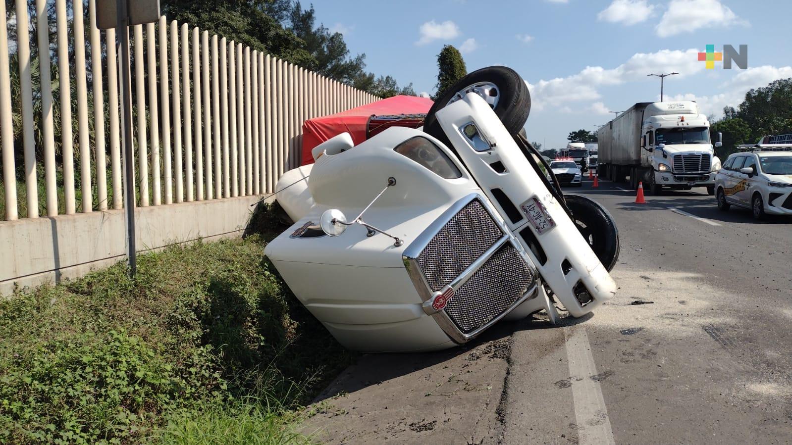 Un lesionado y daños deja volcadura de camión que transportaba fertilizante