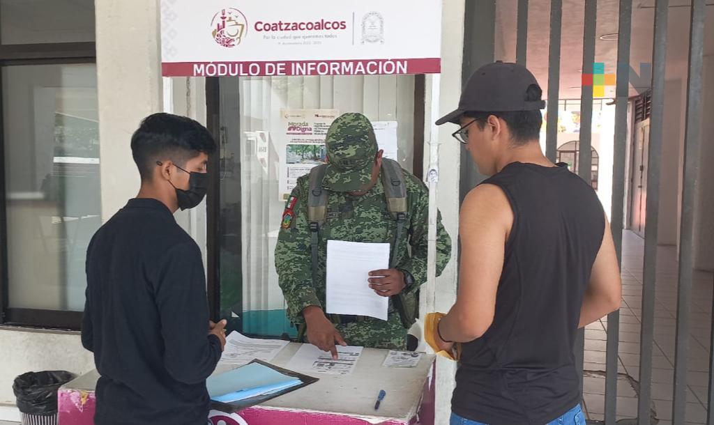 En Coatzacoalcos, jóvenes entregan cartilla para liberar Servicio Militar