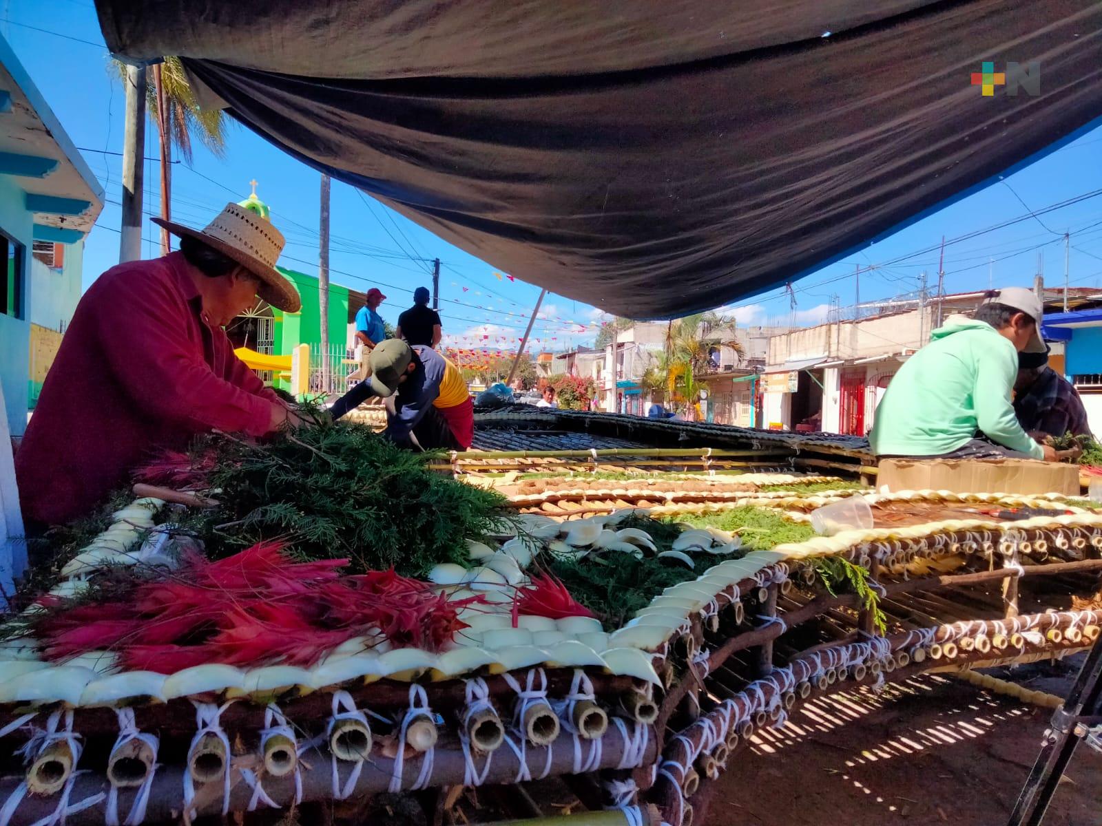 Elaboran arco floral para fiesta de Santo Entierro de Cristo