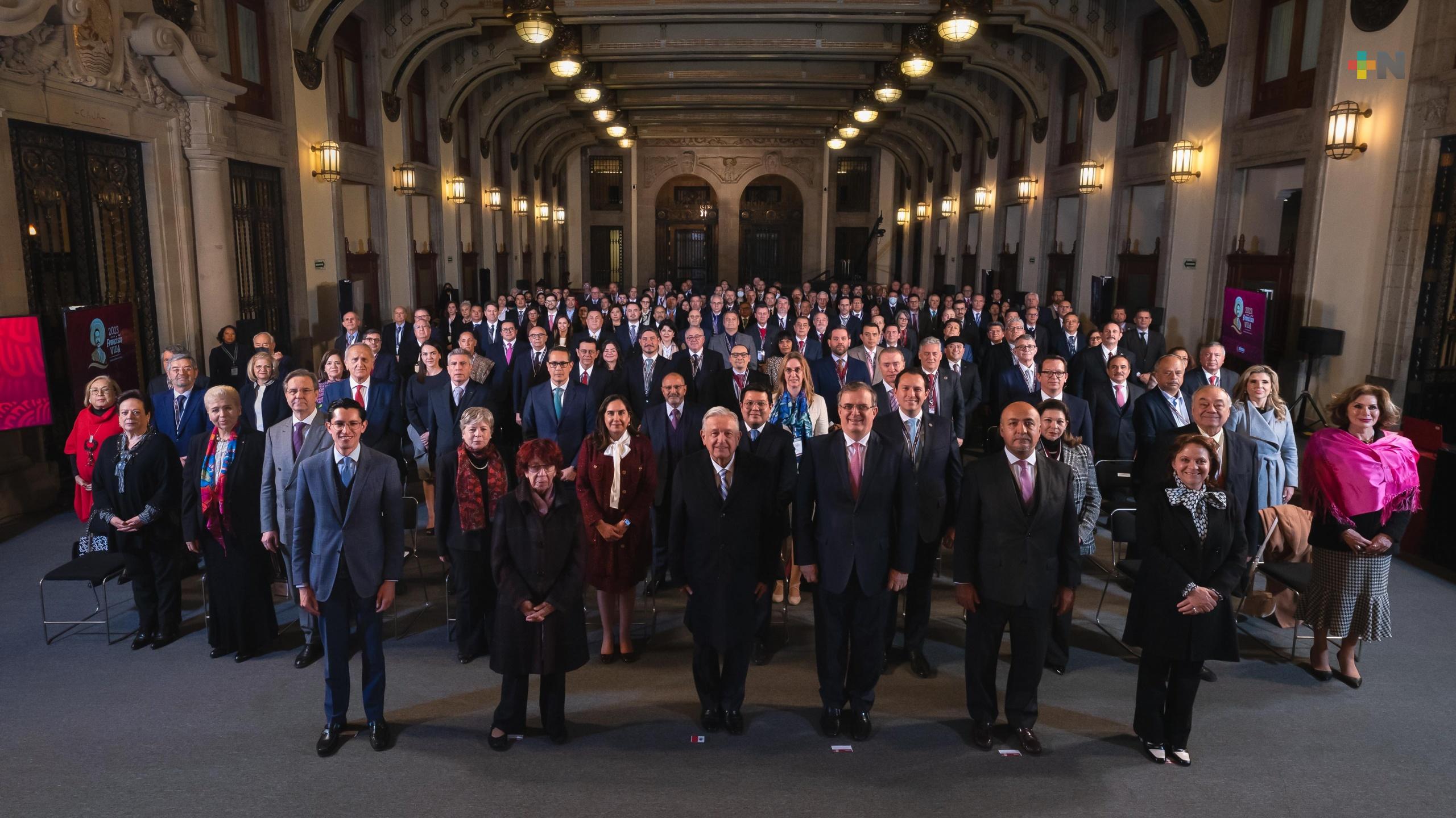 Embajadoras y cónsules representan con dignidad al país: López Obrador