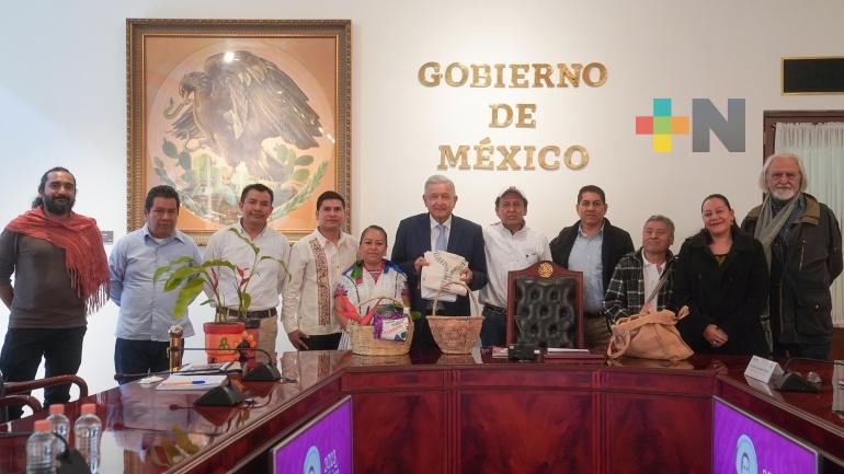 Presidente recibe a integrantes de cooperativa Tosepan, de Puebla