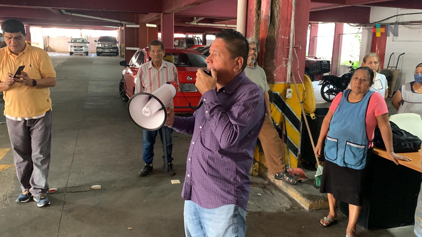 Piden locatarios destituir al titular de las oficinas administrativas del mercado Coatzacoalcos