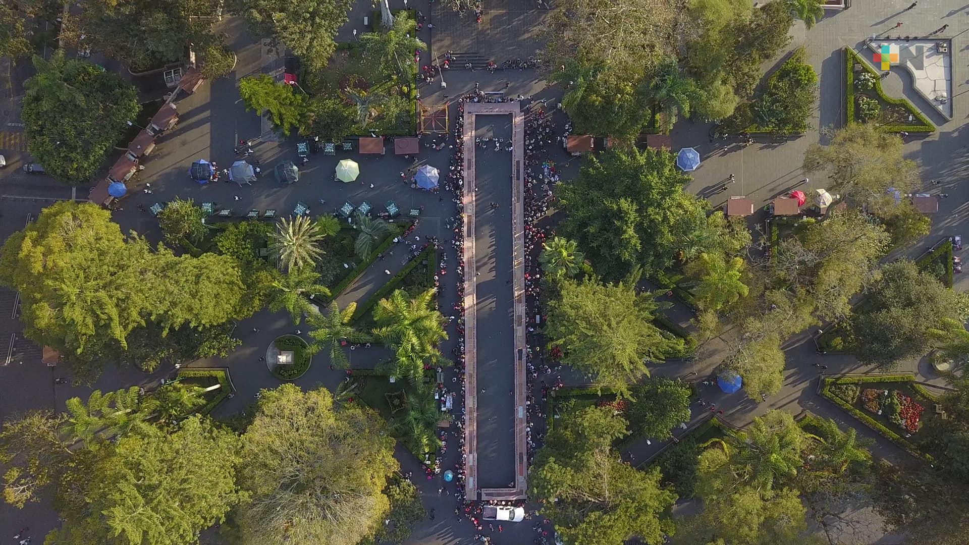 Parten monumental Rosca de Reyes en el Parque Juárez de Xalapa