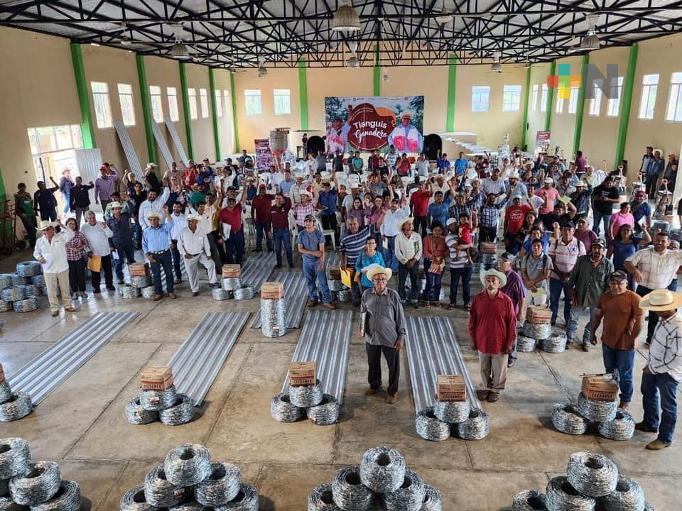 Entrega apoyos el Tianguis Ganadero en el municipio de Ángel R. Cabada