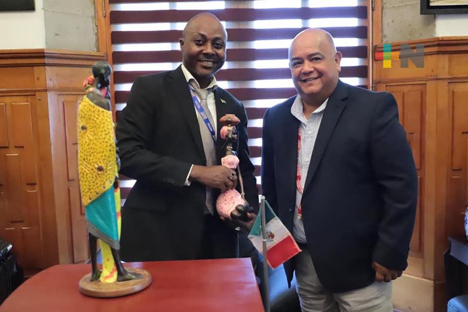 Se reúne Eric Cisneros con ciudadano del Congo para fortalecer cultura de comunidades afro