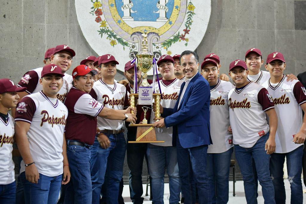 Gobernador Cuitláhuac reconoció al talento veracruzano de beisbol