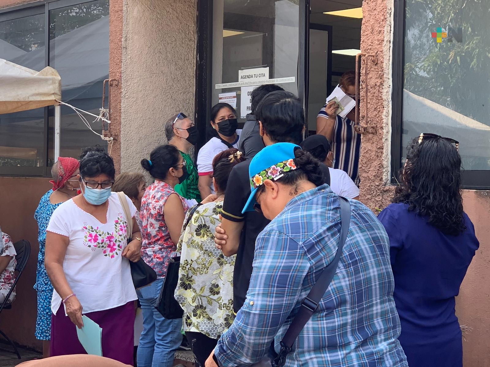 Acuden ciudadanos de Coatzacoalcos a pagar predial