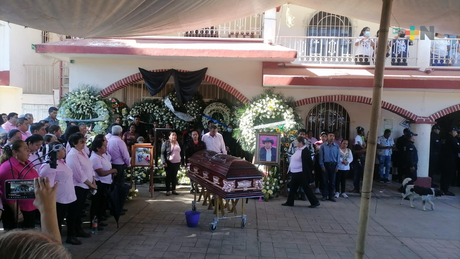 Cabildo, familiares y pobladores dan último adiós al alcalde Isauro Ambrosio