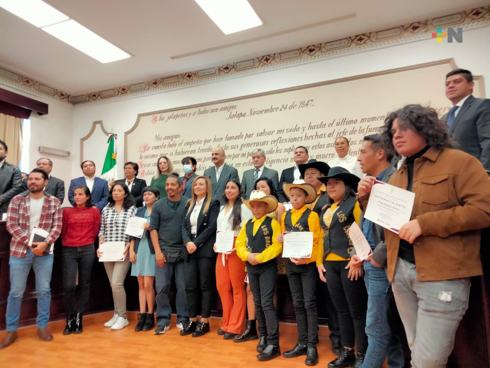 Entrega Ayuntamiento de Xalapa estímulos a creadores y artistas de la capital