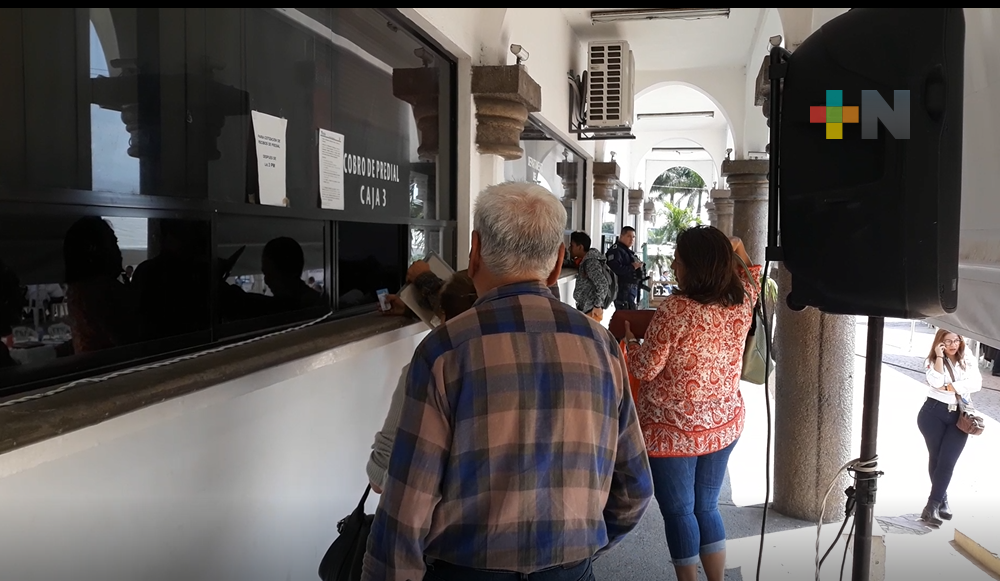 Acuden tuxpeños a pagar predial con descuentos