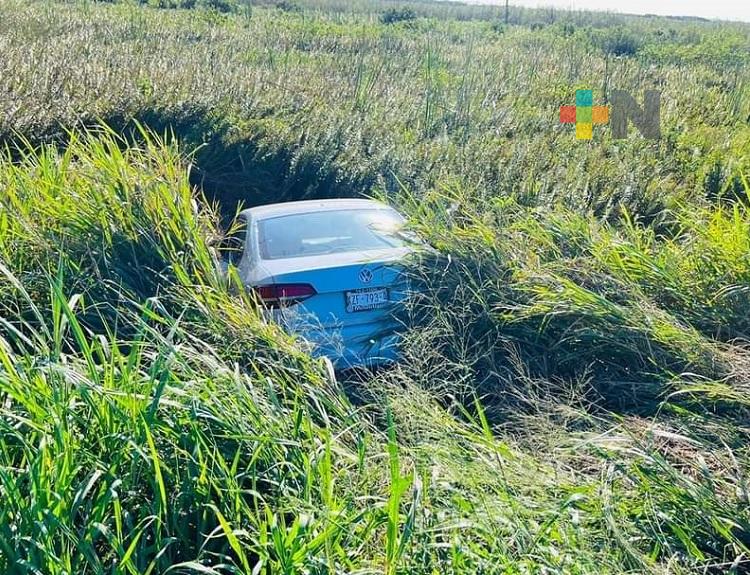 Exceso de velocidad provoca que conductora pierda control de auto
