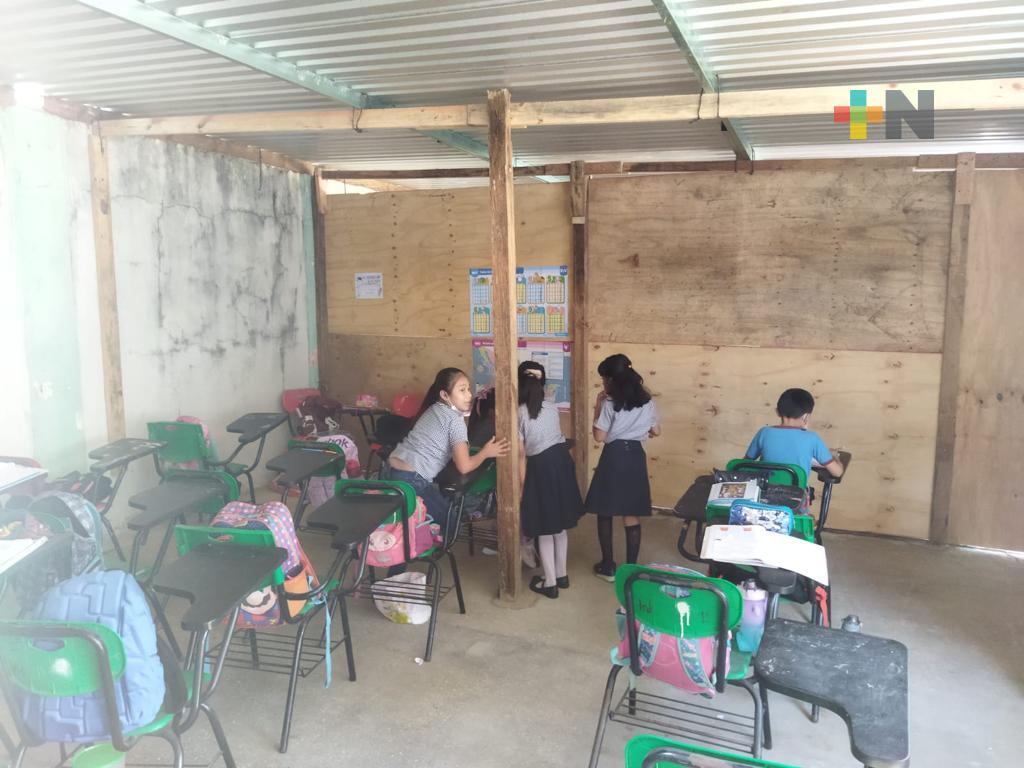 Reciben estudiantes aulas provisionales por parte del Ayuntamiento de Coatza