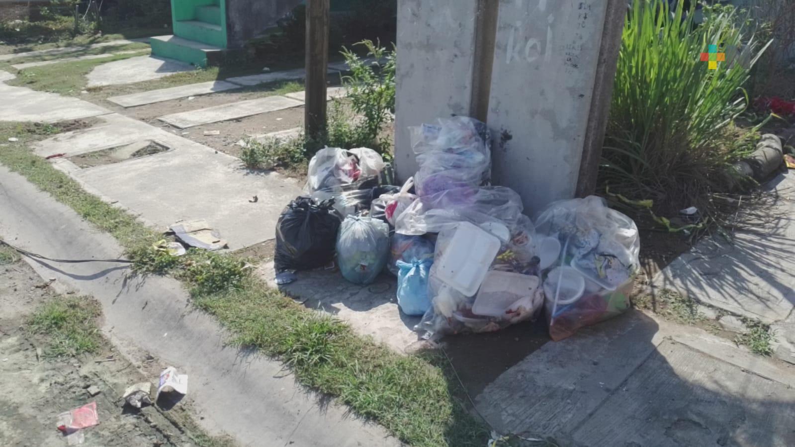 Basura acumulada en calle Cares del fraccionamiento Lomas 4 de Veracruz