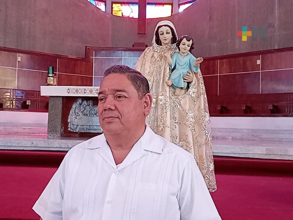 Pide sacerdote no vestir al niño Dios con atuendos de personajes